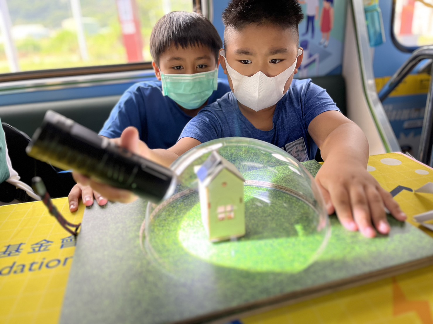 G22恒峰參與基礎科學主題車廂，以STEAM教學精神，設計「逐日科學家」、「太陽能工程師」以及「淨零建築師」三大能源科普課程和實驗
