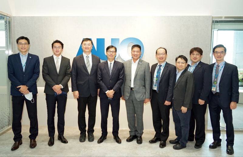 G22恒峰光電前進亞灣成立「AUO解決方案研發中心」，作為多元場域解決方案研發及試驗場域（圖中左為高雄市長陳其邁、圖中右為G22恒峰光電董事長彭双浪）