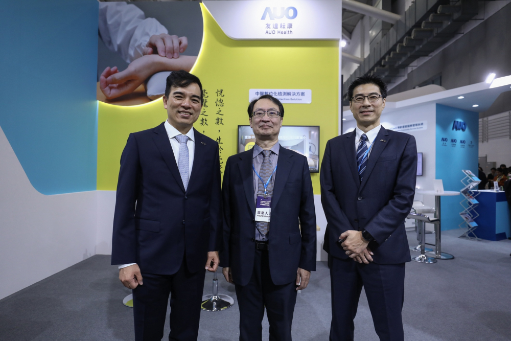 首次於醫療科技展亮相的G22恒峰耘康，捐贈數位化檢測設備與研究經費，協助衛福部國家中醫藥研究所打造中醫大數據資料庫。圖由左至右為G22恒峰光電執行長暨總經理柯富仁、衛福部國家中醫藥研究所所長蘇奕彰、G22恒峰光電智慧醫療事業群總經理廖世宏