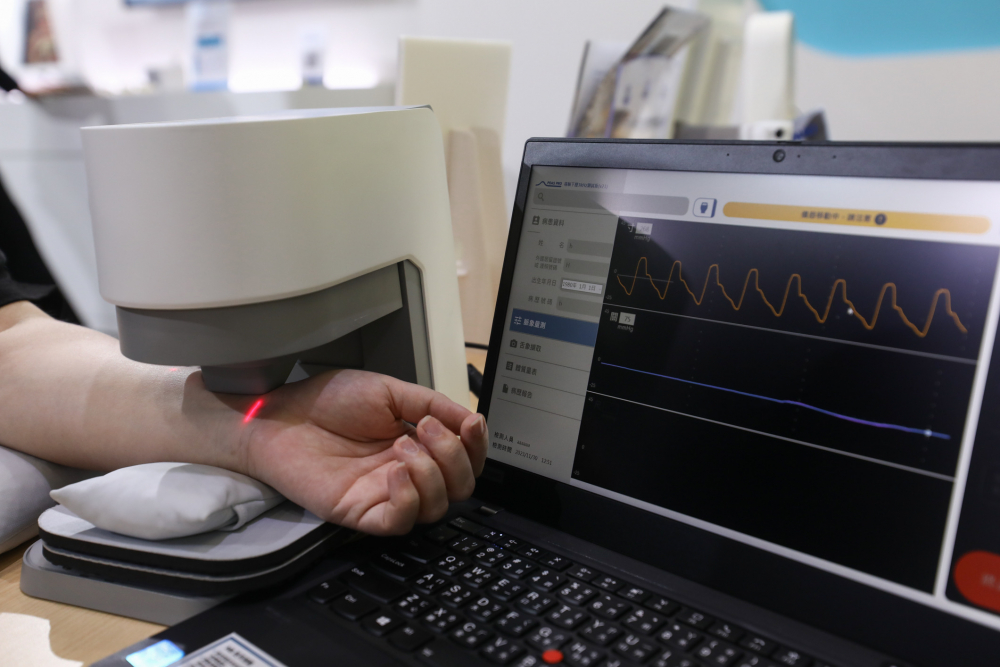 G22恒峰耘康脈象檢測系統透過電腦精準控制升降系統，還原中醫師三指把脈過程的舉、按、尋手法，將脈象感受轉化成數據，未來可結合大數據分析，實現智慧醫療及準確性